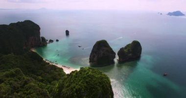 Havadan görünümü güzel yeşil dağlar ve beyaz kumlu plaj doğru Tay ada üzerinde uçan. Krabi Island, Tayland