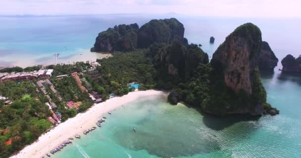 Vista aérea sobrevoando a ilha tailandesa em direção a belas montanhas verdes e praia de areia branca. Ilha de Krabi, Tailândia — Vídeo de Stock