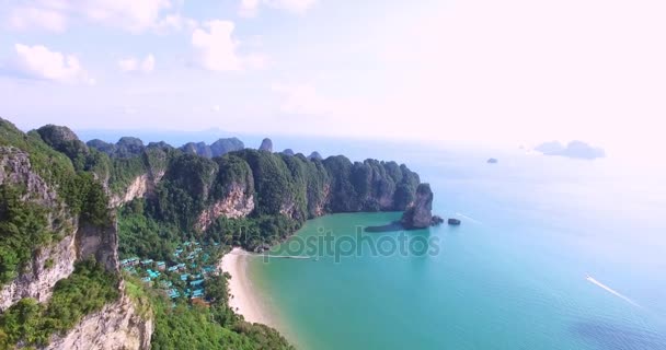 Vista aerea volare sopra l'isola tailandese verso belle montagne verdi e spiaggia di sabbia bianca. Isola di Krabi, Thailandia — Video Stock