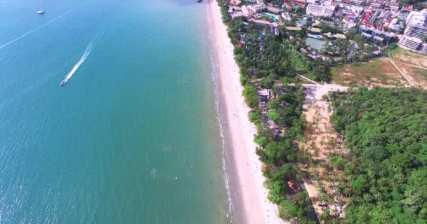 Vista aérea sobrevoando a ilha tailandesa em direção a belas montanhas verdes e praia de areia branca. Ilha de Krabi, Tailândia — Vídeo de Stock