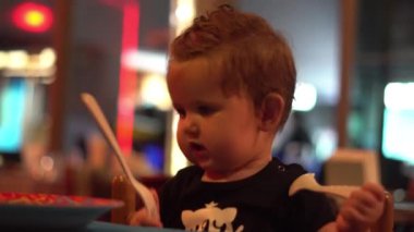 Restoranda yemek şirin bebek kız. Yakın çekim