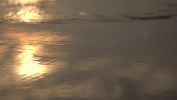 Дивовижний захід сонця над Готель Tropical Beach. Хвилі закатати білого піску. Розкішний курорт відпочинок — стокове відео