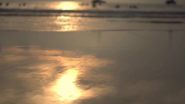 Amazing Sunset Over Tropical Beach (em inglês). Ondas rolam areia branca. Férias Resort de luxo — Vídeo de Stock