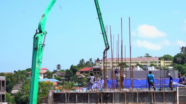 Trabalhadores da construção derramar mistura de concreto de misturador de cimento e espátula plana. Movimento Lento. Devagar. — Vídeo de Stock