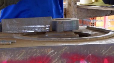 Metal bükme Makinası bir modern inşaat ağır çekim. SlowMo