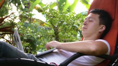 Rüya iş. Ciddi adam işleri tropikal yerde hamak yatıyordu. En mutlu çalışma. Yakın plan. Serbest. Ağır çekim