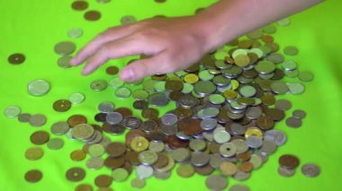 Yardım bir sürü uluslararası paraları kapmak ve onu doğru yeşil bir arka plan üzerinde slaytlar. Ağır çekim