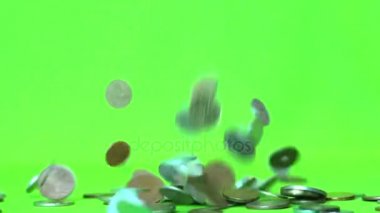 Ağır çekim, yeşil bir arka plan düşen paraları