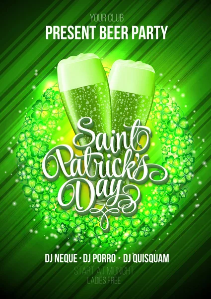 Conceito de design com três copos de cerveja e letras: Dia de St. Patricks. Perfeito para publicidade, convite, cartaz, cartão de saudação, banner, celebração, restaurante e menu de bar. Ilustração vetorial . —  Vetores de Stock