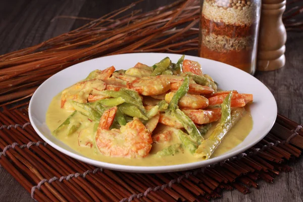 Baharatlı Hindistan cevizi sütü Gravy Malezya karides 