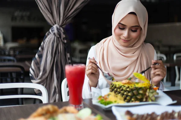 Mujer malaya comiendo —  Fotos de Stock