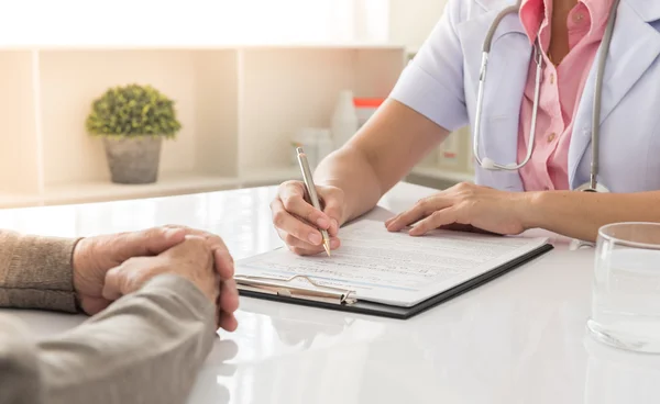 Medico e paziente — Foto Stock