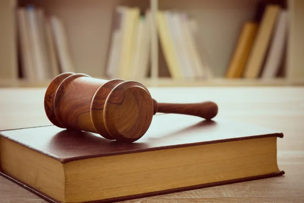 Hölzerner Richterhammer — Stockfoto
