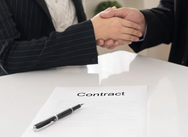 Contract, handdruk tussen twee zakelijke partners — Stockfoto