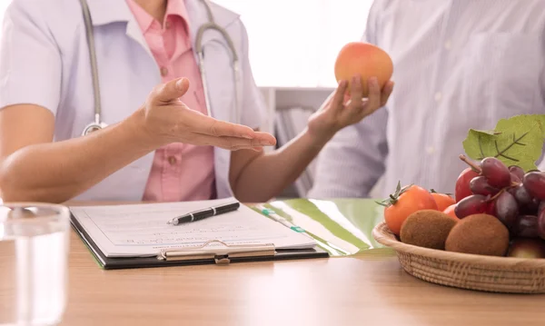 Nutricionistas são instruções sobre como comer um saudável — Fotografia de Stock