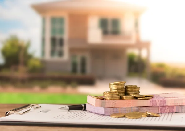 Hipoteca, dinero del préstamo con el documento del préstamo. concepto — Foto de Stock