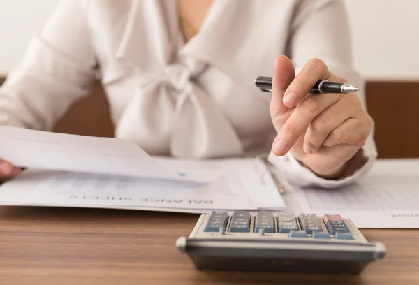 Accountant vrouwen Controleer de nummers — Stockfoto