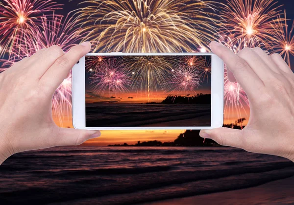 Smartphone-val a tűzijáték — Stock Fotó