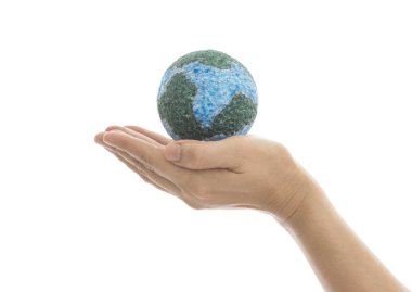 Eldeki toprak bembeyaz