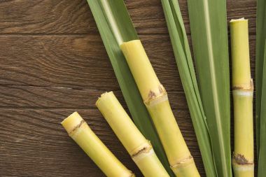 şeker kamışı ahşap bir masaya parçalar halinde kesilmiş