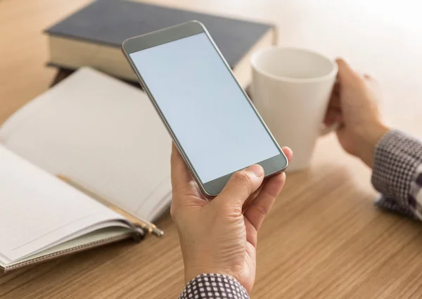 Frauen nutzen Handy — Stockfoto