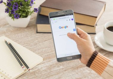 Mobil akıllı telefon göstermek Google arama 