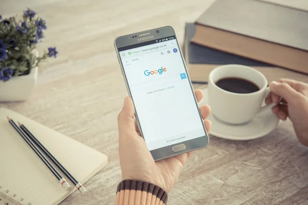 Mobil akıllı telefon göstermek Google arama — Stok fotoğraf