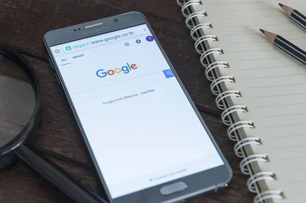Handy zeigt Google-Suche — Stockfoto