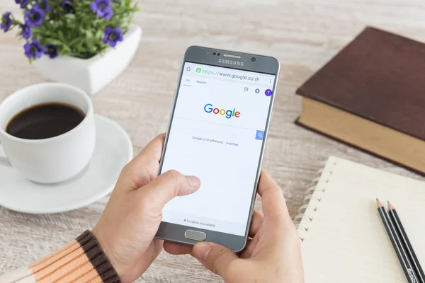 Notas de teléfonos inteligentes 5 mostrar búsqueda de Google . —  Fotos de Stock