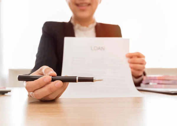 Lening, de bankier overhandigde de pen voor ondertekening — Stockfoto