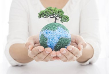 Dünya savunan insan elinin görüntüsünü. Kavramı, gezegeni kurtarmak.