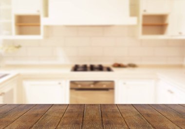 Ahşap masa üstü üzerinde mutfak arka plan bulanıklık