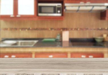 Ahşap masa üstü mutfağın arka planını bulanıklaştırıyor. Ürünlerinizin veya tanıtım ve reklam afişlerinizin gösterilmesinde kullanılabilir.