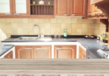 Ahşap masa üstü mutfağın arka planını bulanıklaştırıyor. Ürünlerinizin veya tanıtım ve reklam afişlerinizin gösterilmesinde kullanılabilir.