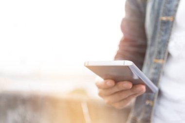 Bir insan yakın mobil akıllı telefon açık kullanma.