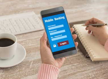 İnsan mobil bankacılık uygulaması ile mobil akıllı telefon tutarak.