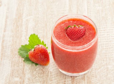 bardak çilek smoothie