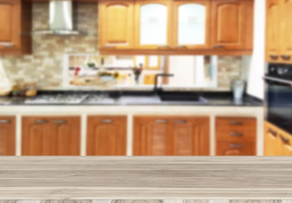 Tampo da mesa de madeira no borrão o fundo da cozinha — Fotografia de Stock