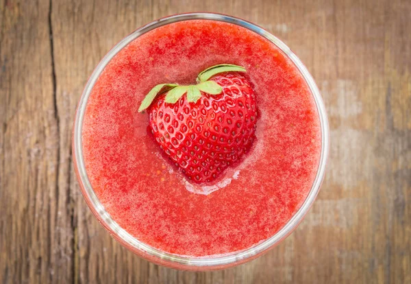 Verre de smoothie aux fraises — Photo