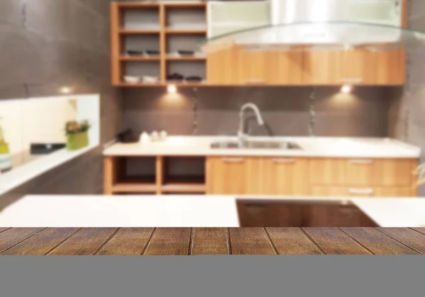 Trä bordsskiva på oskärpan bakgrund av köket — Stockfoto