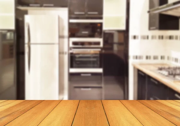 Tampo da mesa de madeira no borrão o fundo da cozinha — Fotografia de Stock