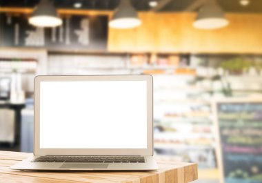Bir kırpma yolu dokunmatik ekran ile arka plan bulanık kafe karşı ahşap bir masada Laptop, mesajınız için alan.