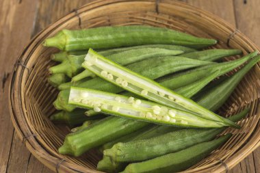 Bamya, kadının parmak, Bhindi ve Bamies, sebze ve otlar sepeti.