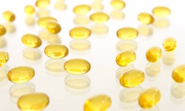 Beyaz arka plan üzerinde balık yağı kapsülleri. Sağlık kavramı.