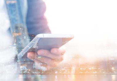 Bir insan çift pozlama şehirde mobil akıllı telefon kullanma.