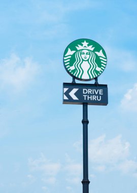 Bangkok, Tayland-Mayıs 9, 2016: bir sürücü belirtileri-ülkede Starbucks mağazaları aracılığıyla. Starbucks marka bir dünya ABD ünlü biridir.