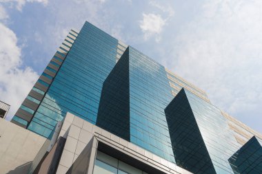 Perspektif ve alt açı bakış açısı modern cam yapıların dokulu arka planına, yaygın modern iş gökdelenlerine, yüksek binalara, finans kavramlarına, ekonomiye