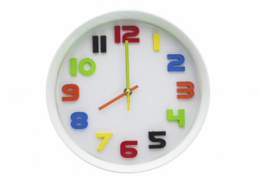 Beyaz arka plan üzerinde izole beyaz duvar saati.