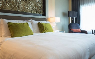 yatak çarşafları ve yastıklar sabah yatak odasında. yatak odası kavramı, yatak odası.