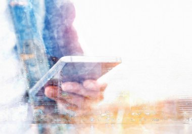 Şehirde mobil akıllı telefon kullanarak bir insan çift pozlama. Suluboya tarzı.